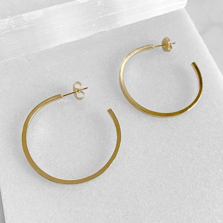 Firkantet profil guld Hoops for engroshandel hos Lewis & Pine