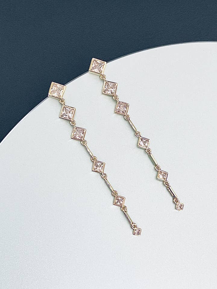 ARIADNE - delikat fyrkantiga Crystal Drop örhängen i 14k guld för wholesale av JohnnyB Jewelry