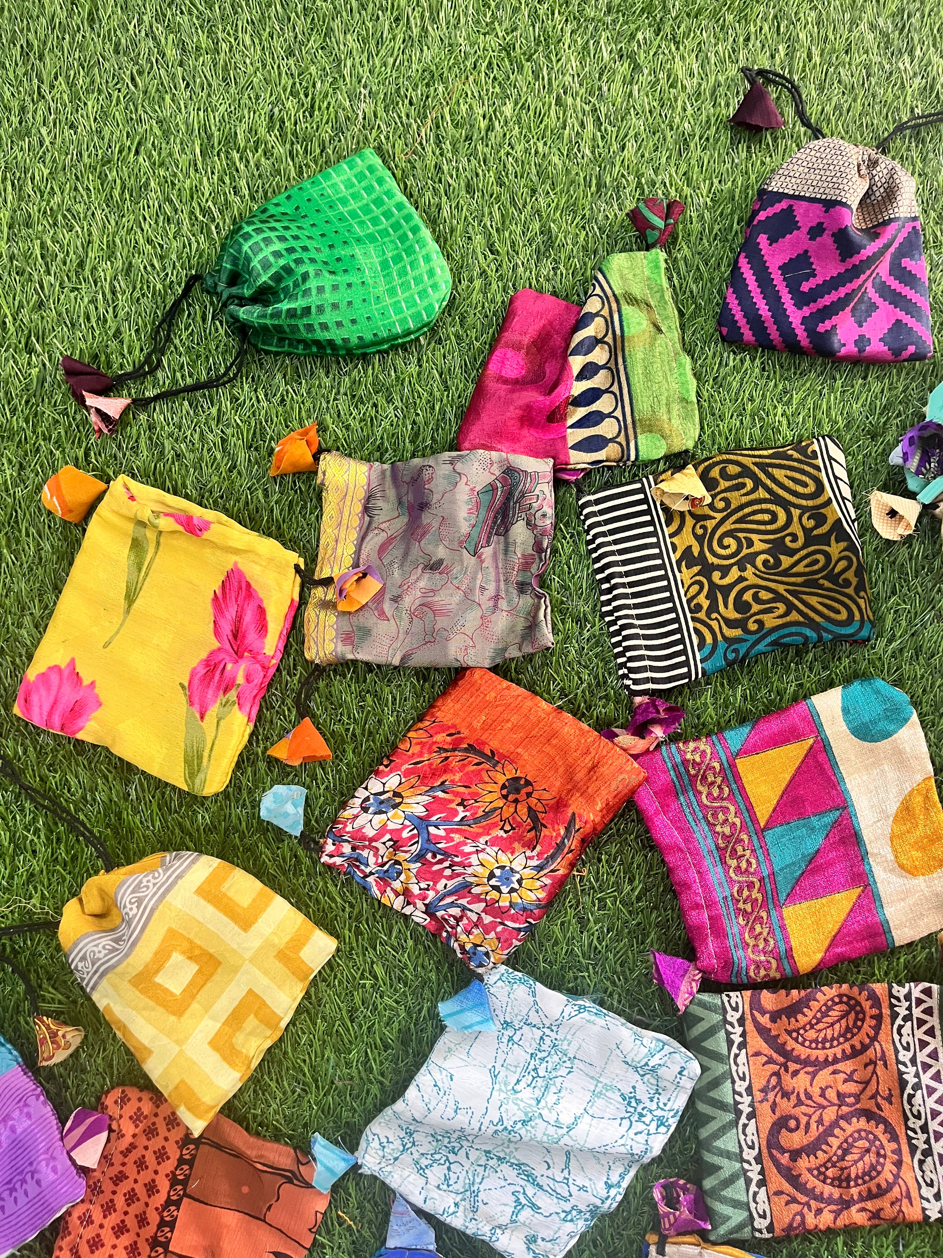 Meghcraft - Vente Pochette cadeau - Sacs vintage en soie recyclée avec cordon pour bijoux - Sachets cadeaux5