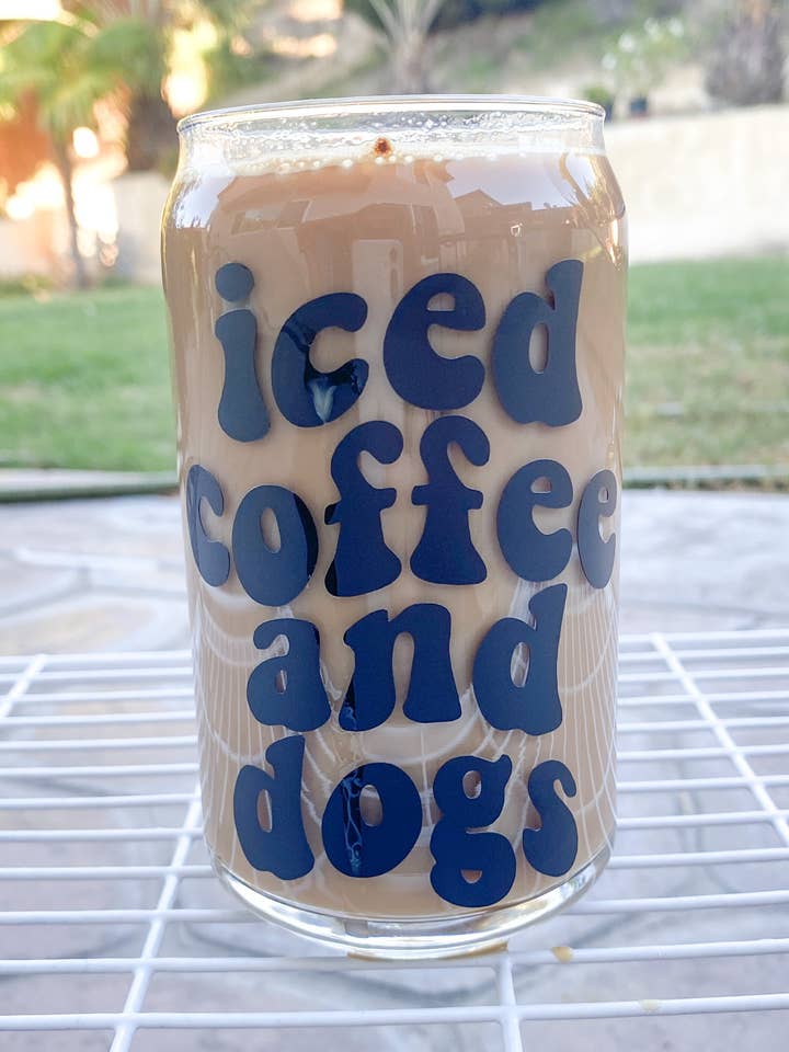 Pots en verre pour café glacé et chiens pour la vente par Drink Happy Design Co