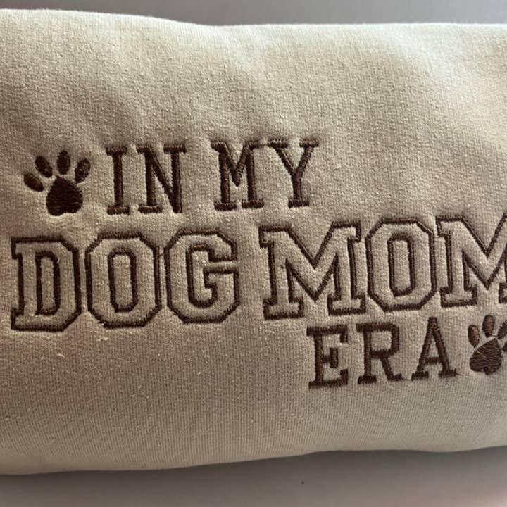 Pull ras-du-cou brodé Dog Mom Era pour la vente par Berry Embroidery