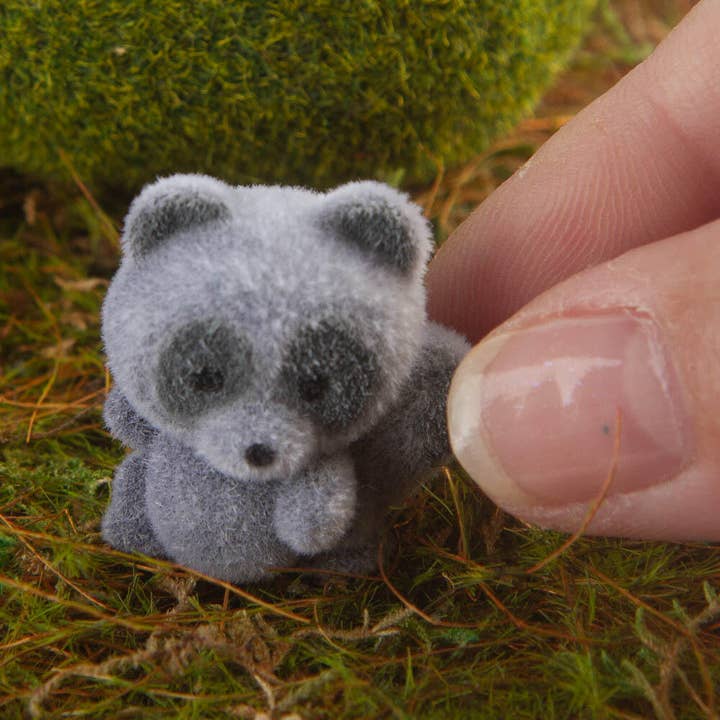 Factory Direct Craft – wholesale Dekorativt bordsobjekt – 1" Miniatyrflockade tvättbjörnar (påse med 12)3