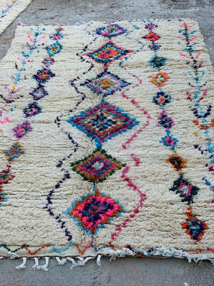 Berberteppich in großer Größe – weißes Meisterwerk eines Vintage-Teppichs aus Marokko für den Großhandel von Aurobelle Ibiza