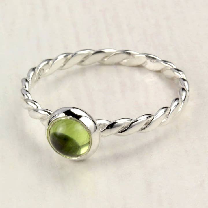 Augusti Birthstone Ring med Peridot i Sterling Silver för wholesale av The Jewellery Store London