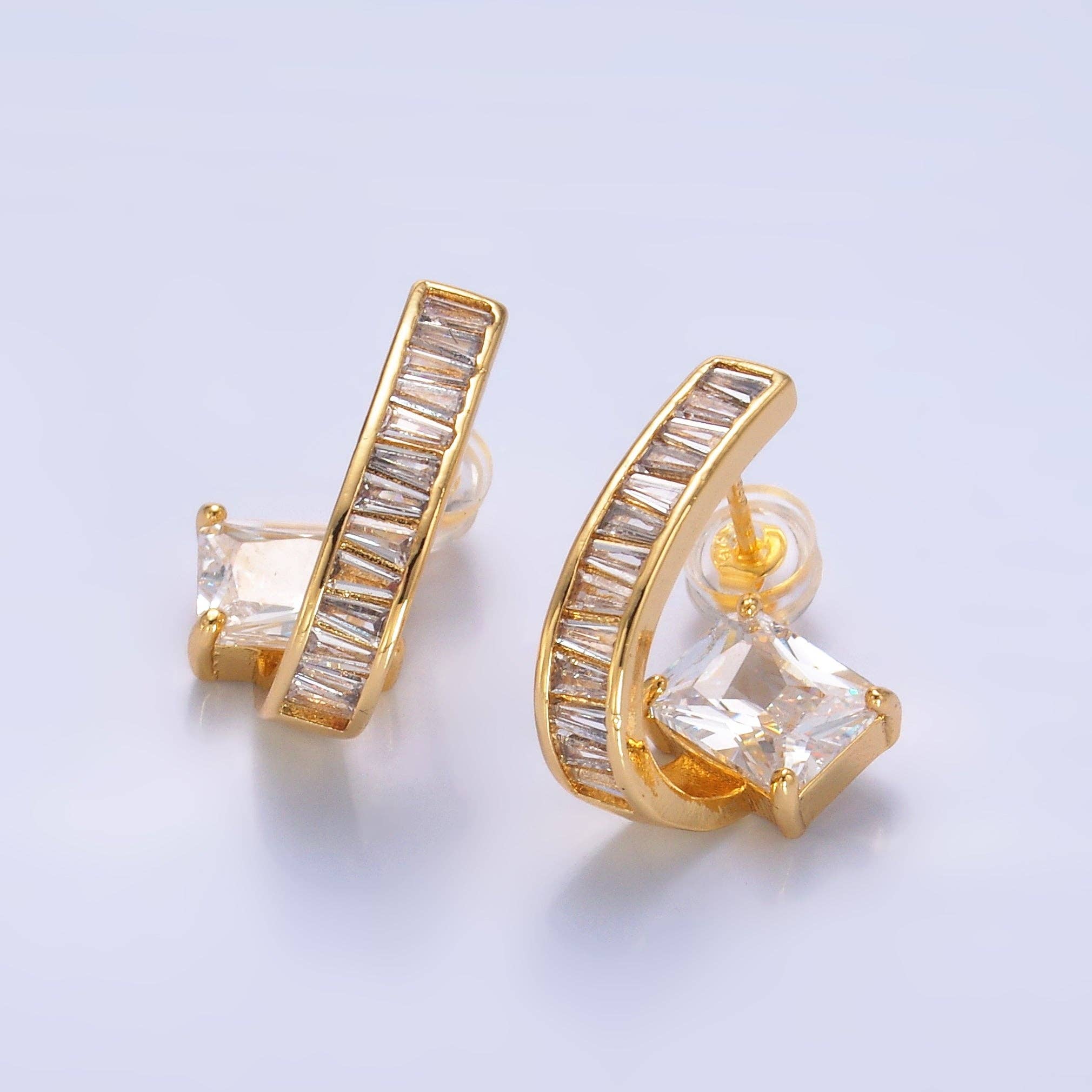 Aim Eternal - Vente Créoles - Boucles d'oreilles créoles en forme de J avec zircon cubique baguette transparent, plaquées or 24K | AB7130