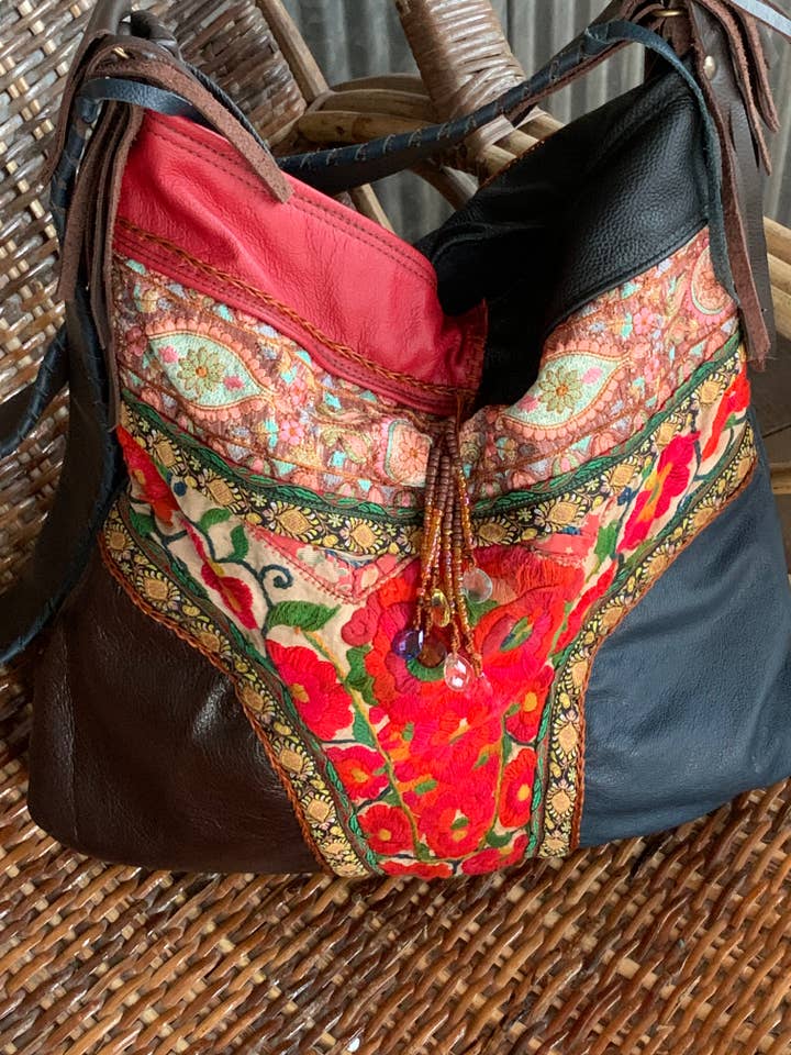 Borsa Chiang mai con antico ricamo tribale e patchwork in pelle per la vendita all'ingrosso da parte di Aurobelle Ibiza