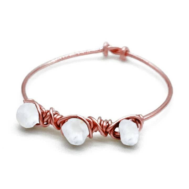 Ring met drie hoeren, roségouden maansteen voor wholesale door Dana Blair Designs