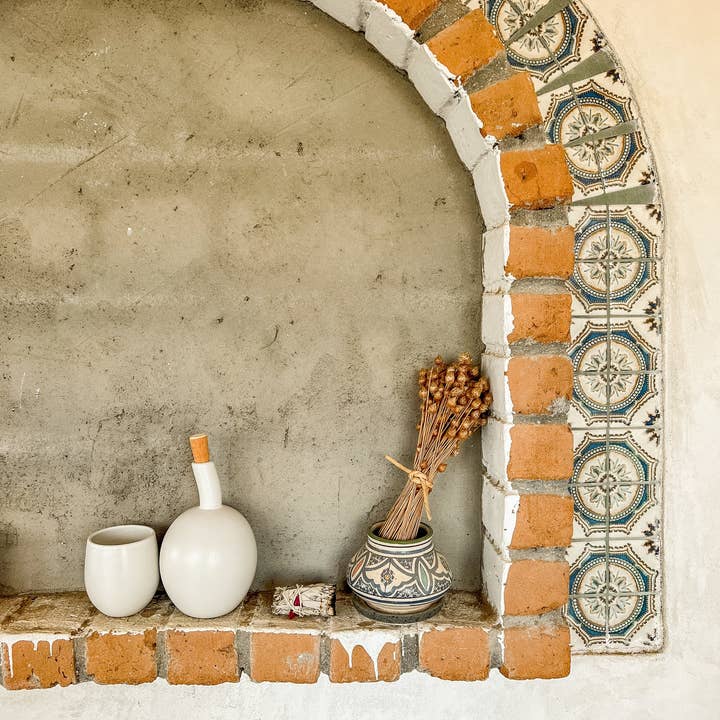 GHARYAN Stoneware & Olive Wood Tableware | Canada - Wholesale Oil/Vinegar Dispenser - Handmade Stoneware Olive Oil Dispenser | Zitouna 34 oz3