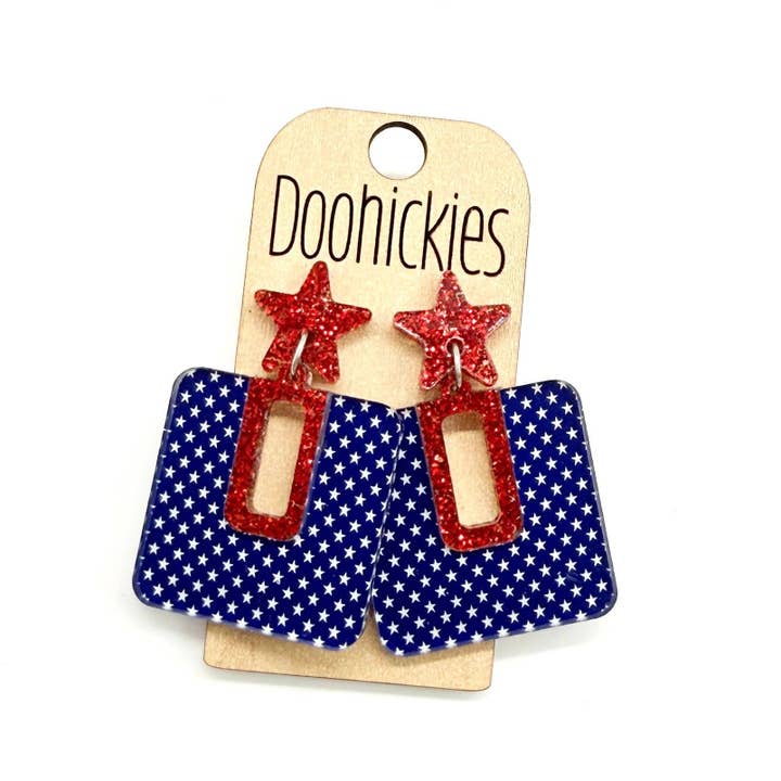 Doohickies – Brincos de argola por atacado – Brincos Bella Dangles Estrelas e Riscas - Brincos Acrílicos Patrióticos