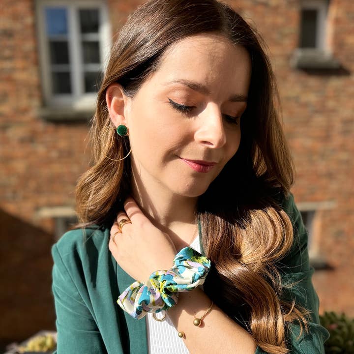 Laure Derrey – Scrunchie - Mulher por atacado – Chouchou MAEVA / poliéster estampado floral verde e turquesa5