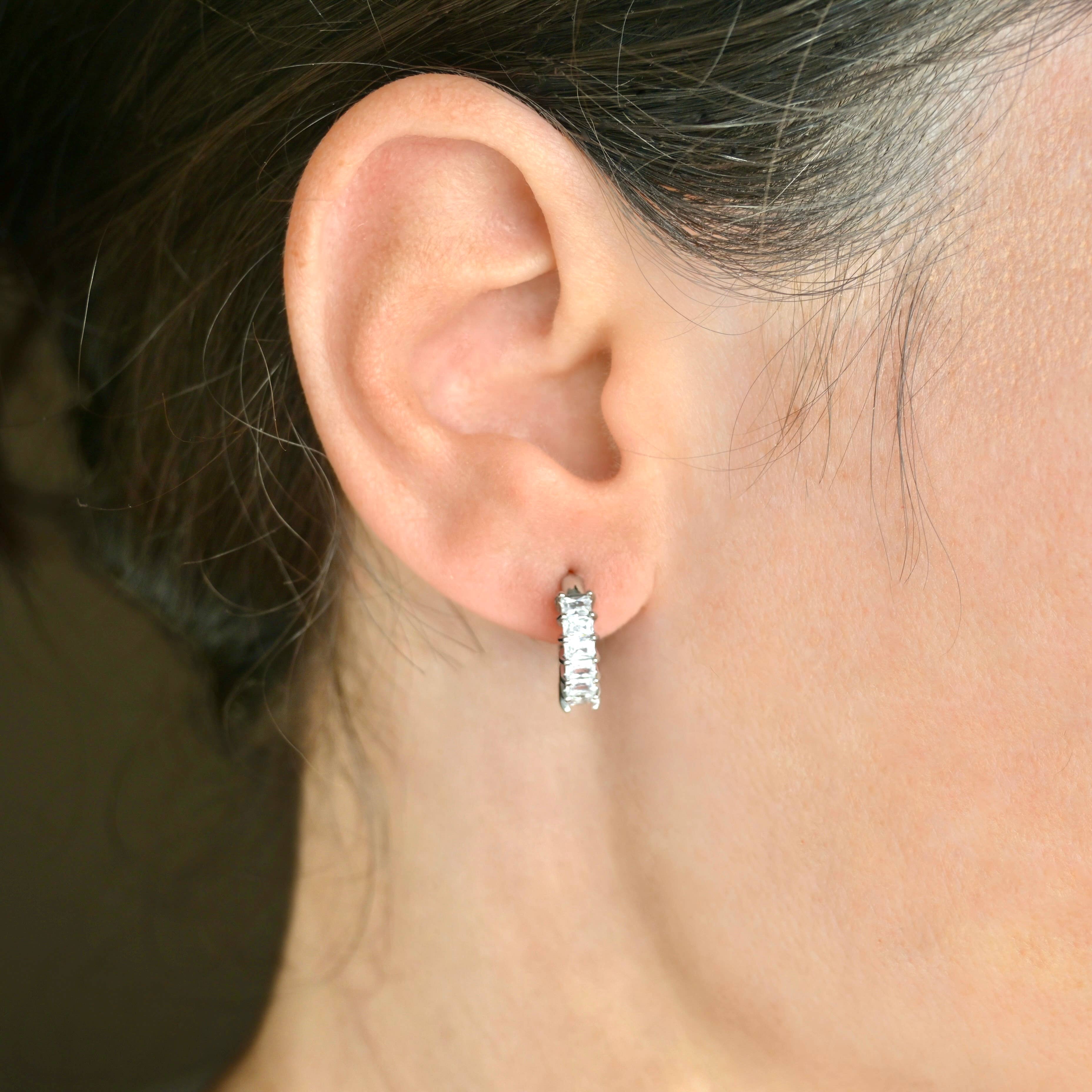 Blueyejewelry - Vente Petits anneaux - Boucles d’oreilles créoles fines avec zircone cubique baguette - résistant au ternissement7