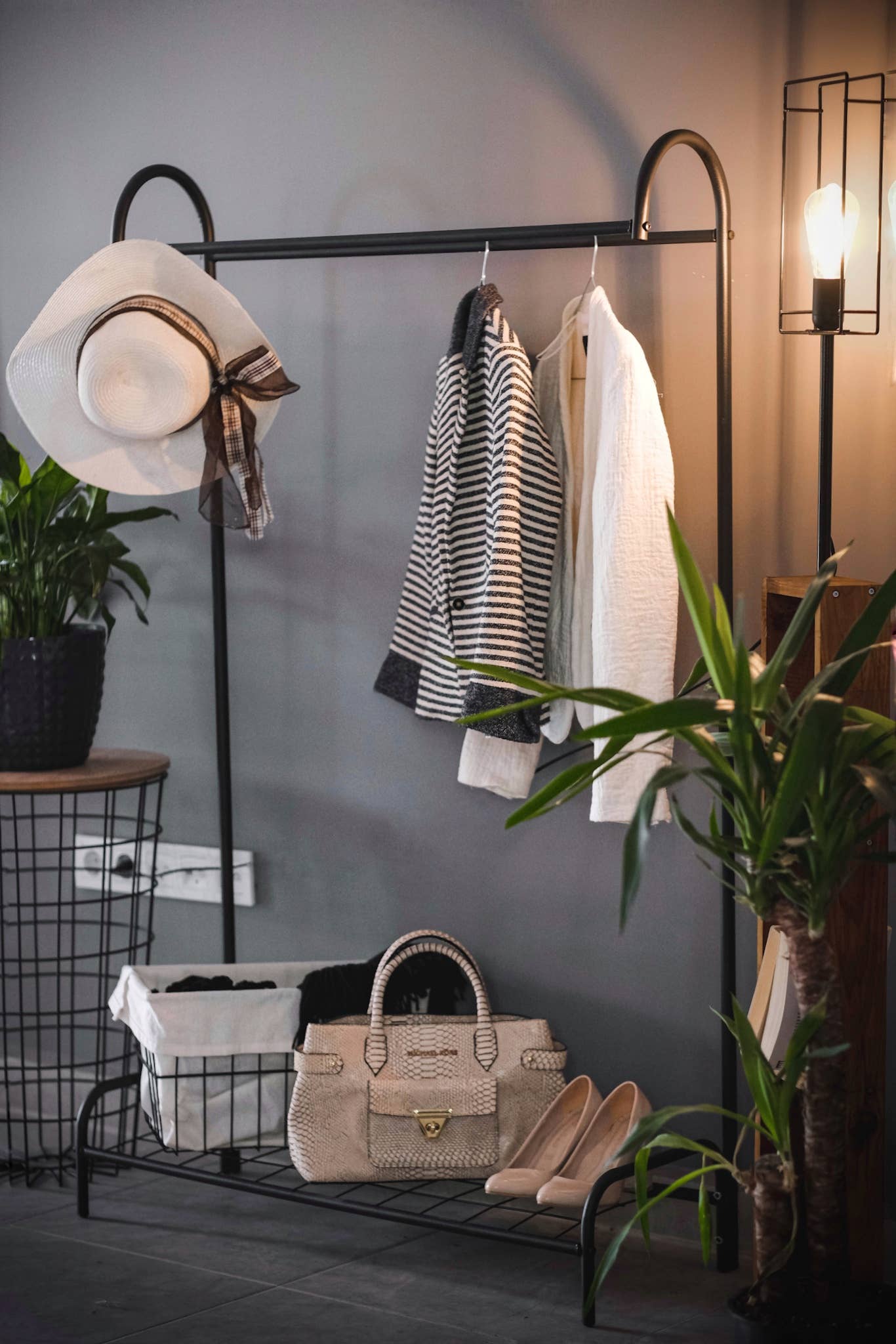 WDMT - Wholesale Kapstok - Metalen kledingrek met halve maan en één stang van WDMT2