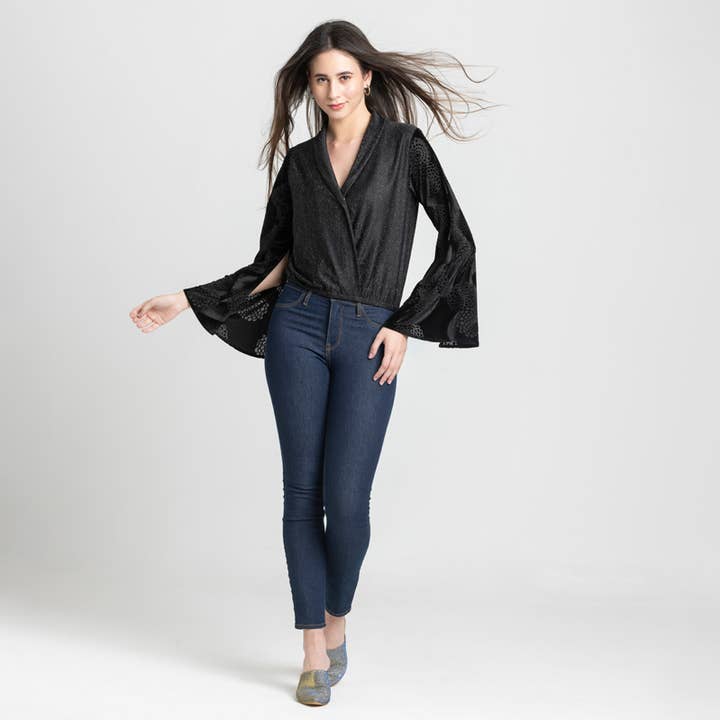 Sort ensfarvet festbluse til kvinder for engroshandel hos Shaye