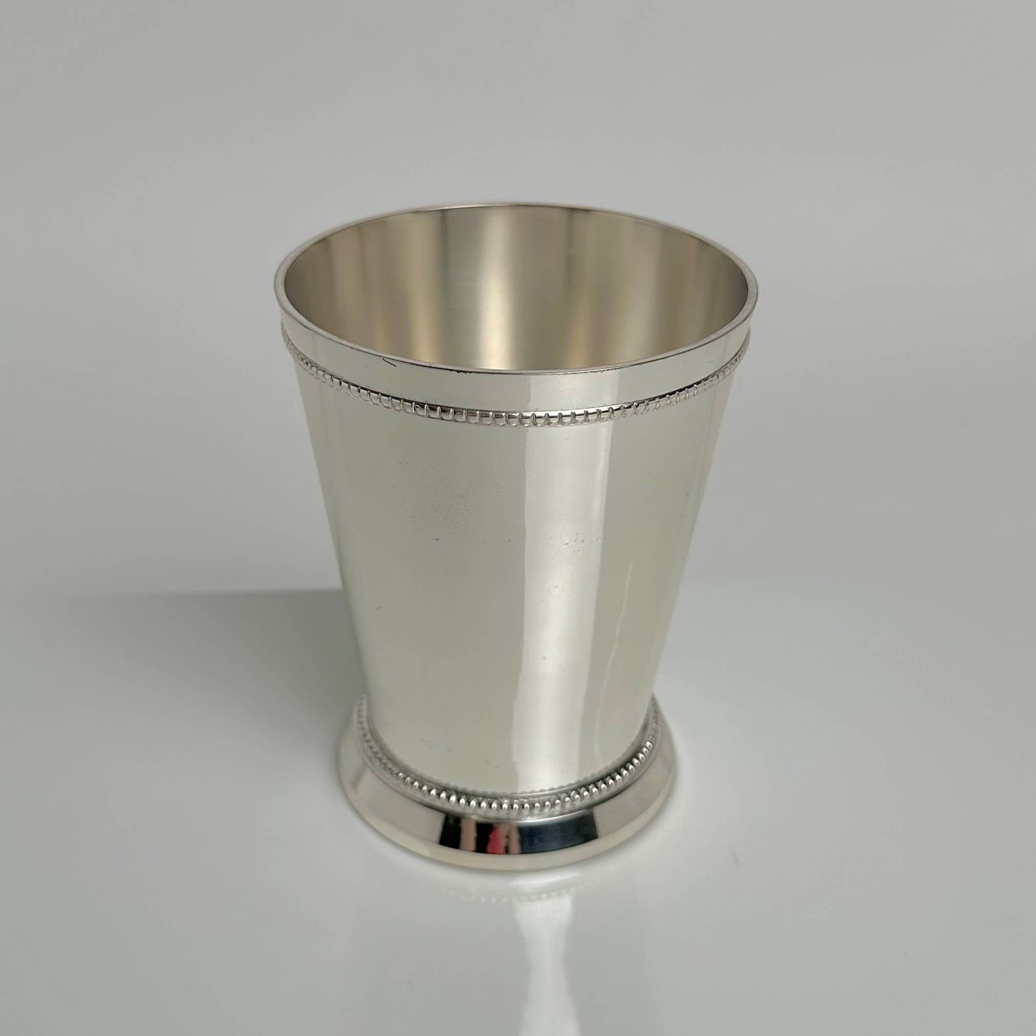India Handicrafts Inc - Vendita all'ingrosso Decorazioni da tavolo - Coppa Julep Mint in ottone bianco e argento (M)