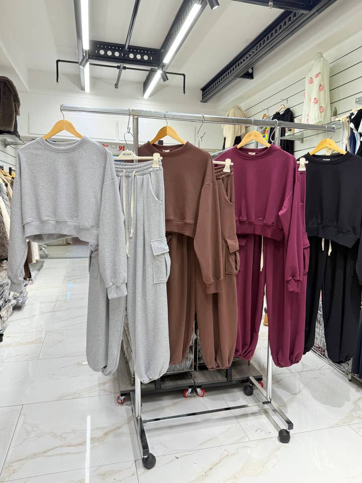 Conjunto de sudadera recortada oversize y pantalones cargo. para venta al por mayor de Chilli Girl Collection