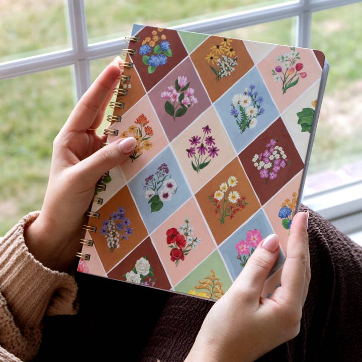 Carnet à spirale floral Vintage Blooms pour la vente par 1canoe2 | One Canoe Two Paper Co.