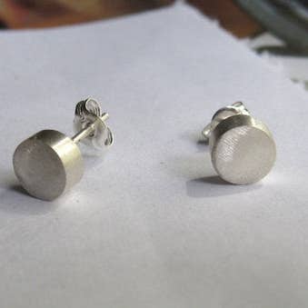 Klassiska handgjorda runda sterlingsilverörhängen för wholesale av Virginia Wynne Designs