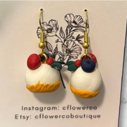 Bijoux Boucles d'Oreilles Noël 2025 - Dessert Dôme de Neige aux Baies pour la vente par CFlowerCo