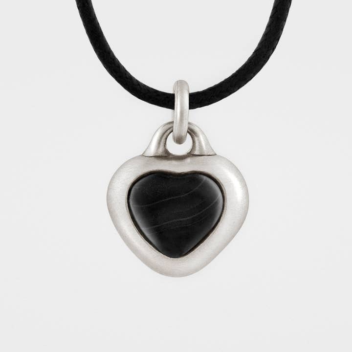 Pendentif cœur en pierre noire encadrée en argent sterling pour la vente par Snake Bones