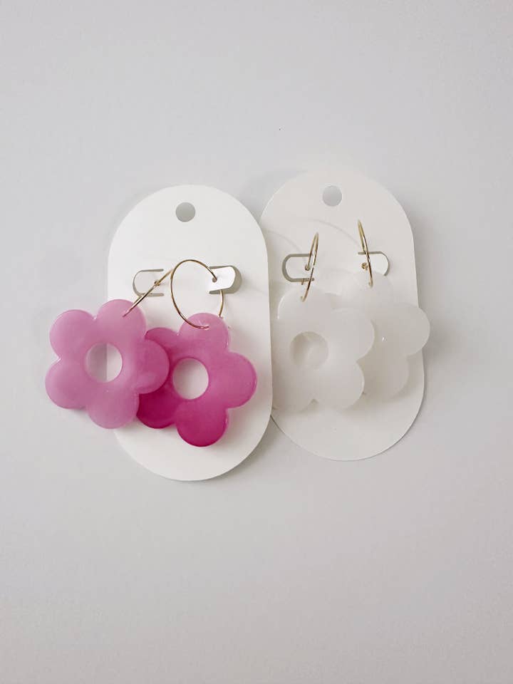 Pendiente tipo argolla con forma de margarita lechosa y magenta para venta al por mayor de KaoLee Shop