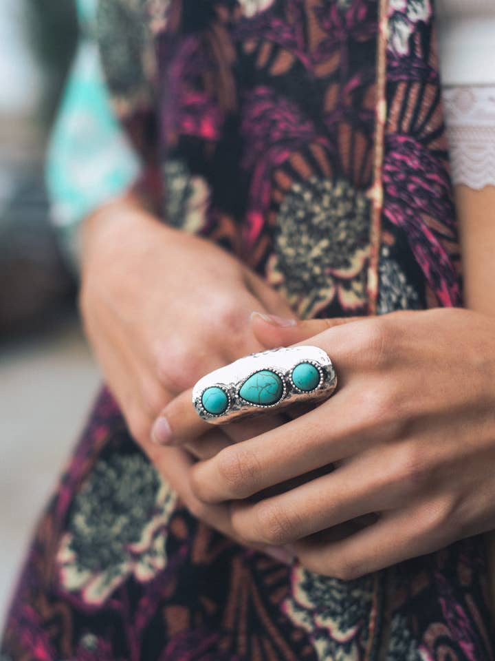Anello con pietra a cascata turchese — Unico, audace, stile Boho 💙 per la vendita all'ingrosso da parte di Leto Accessories