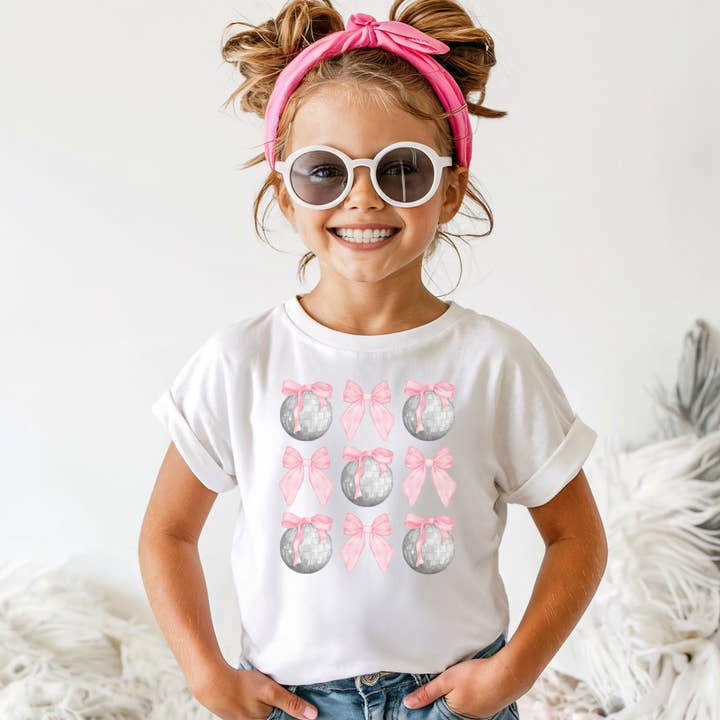 Chemise à nœuds coquette pour enfants et boule à facettes pour la vente par The Landing @ Fusion