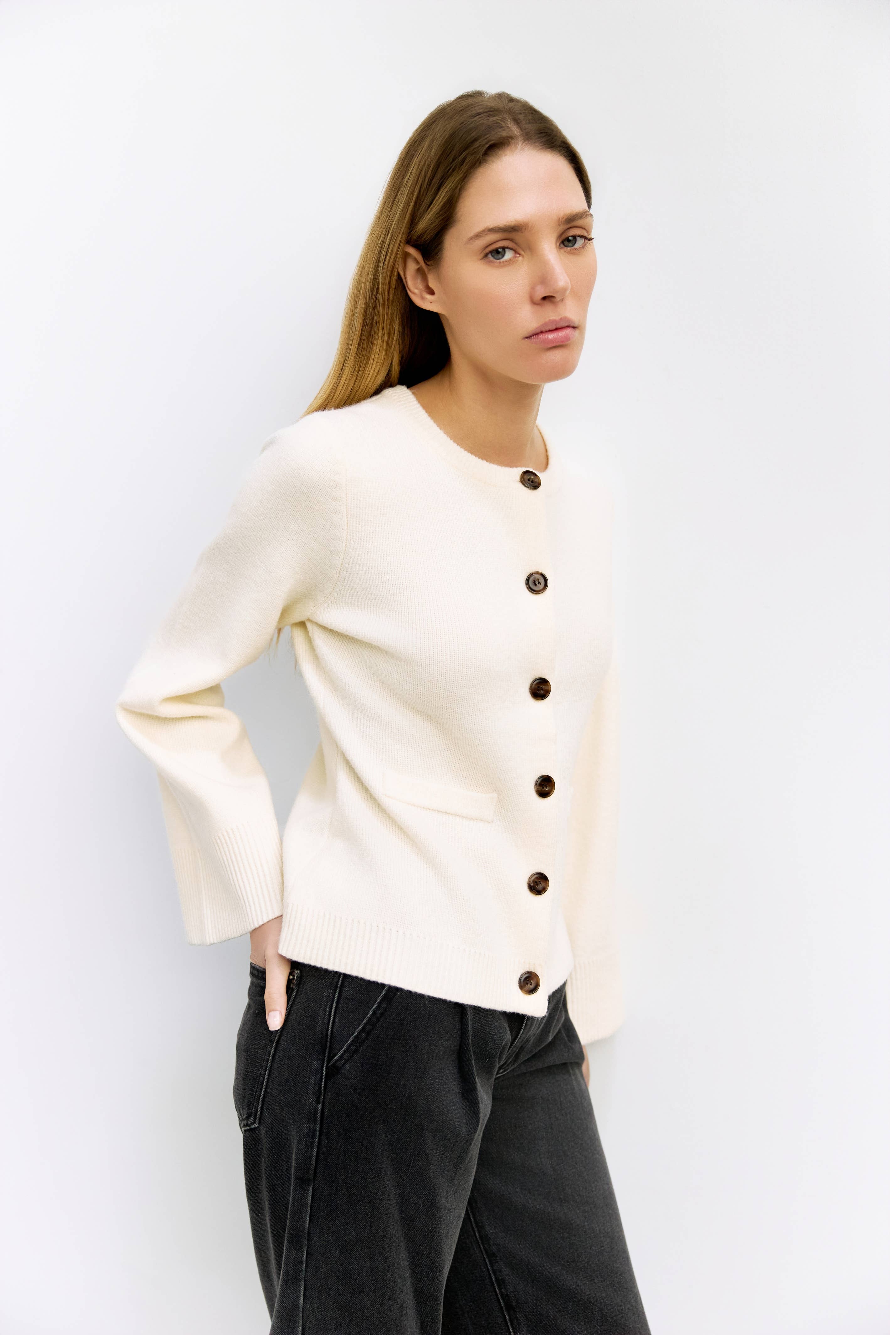 MOD REF – Engroshandel Cardigan - Dame – The Tyler Cardigan | Kvindesweater med klokkeærmer og knapper9