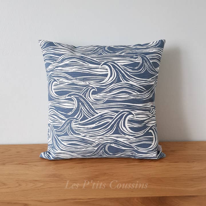 Les P'tits Coussins – wholesale Dekorativ kudde – Kudde med marina vågmönster i blått och vitt8