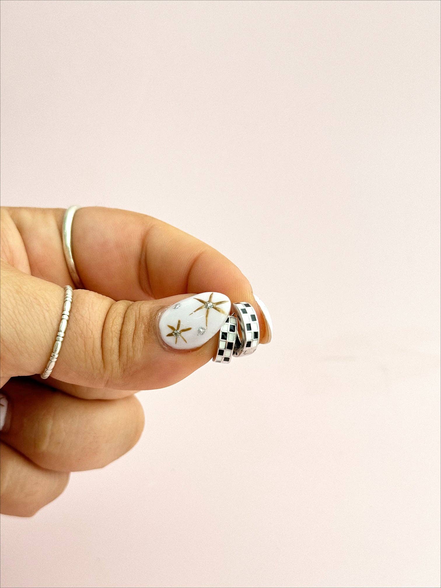 Golden Hour Designs – Großhandel Huggie-Ohrring – Karierte Huggie-Ohrringe - Hypoallergen, Punk, Kantig, Spaß.4