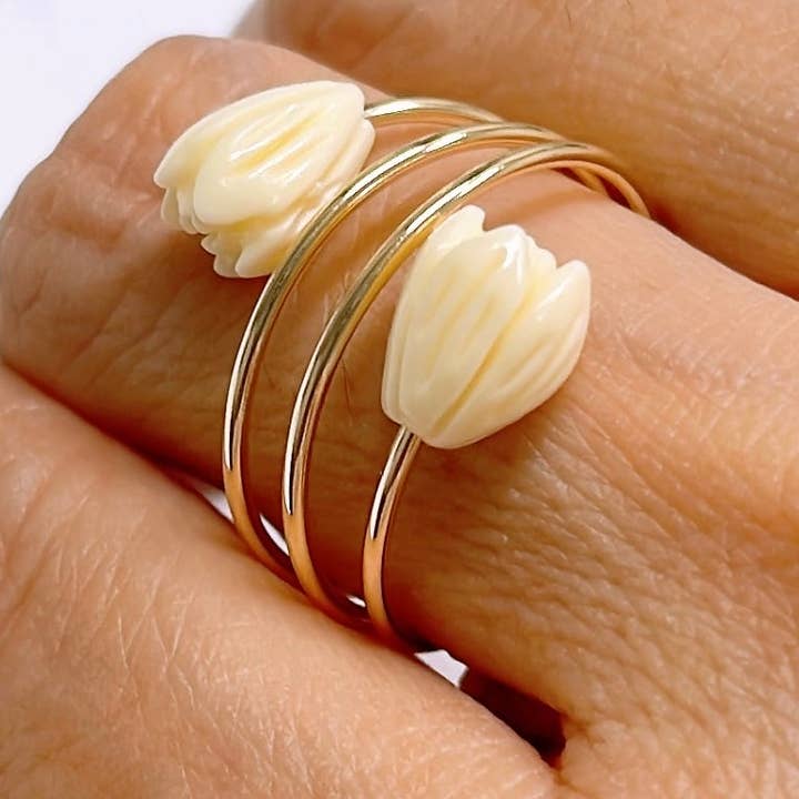 Anello Ihilani - Perline Pikake (R219) per la vendita all'ingrosso da parte di Maimoda Jewelry