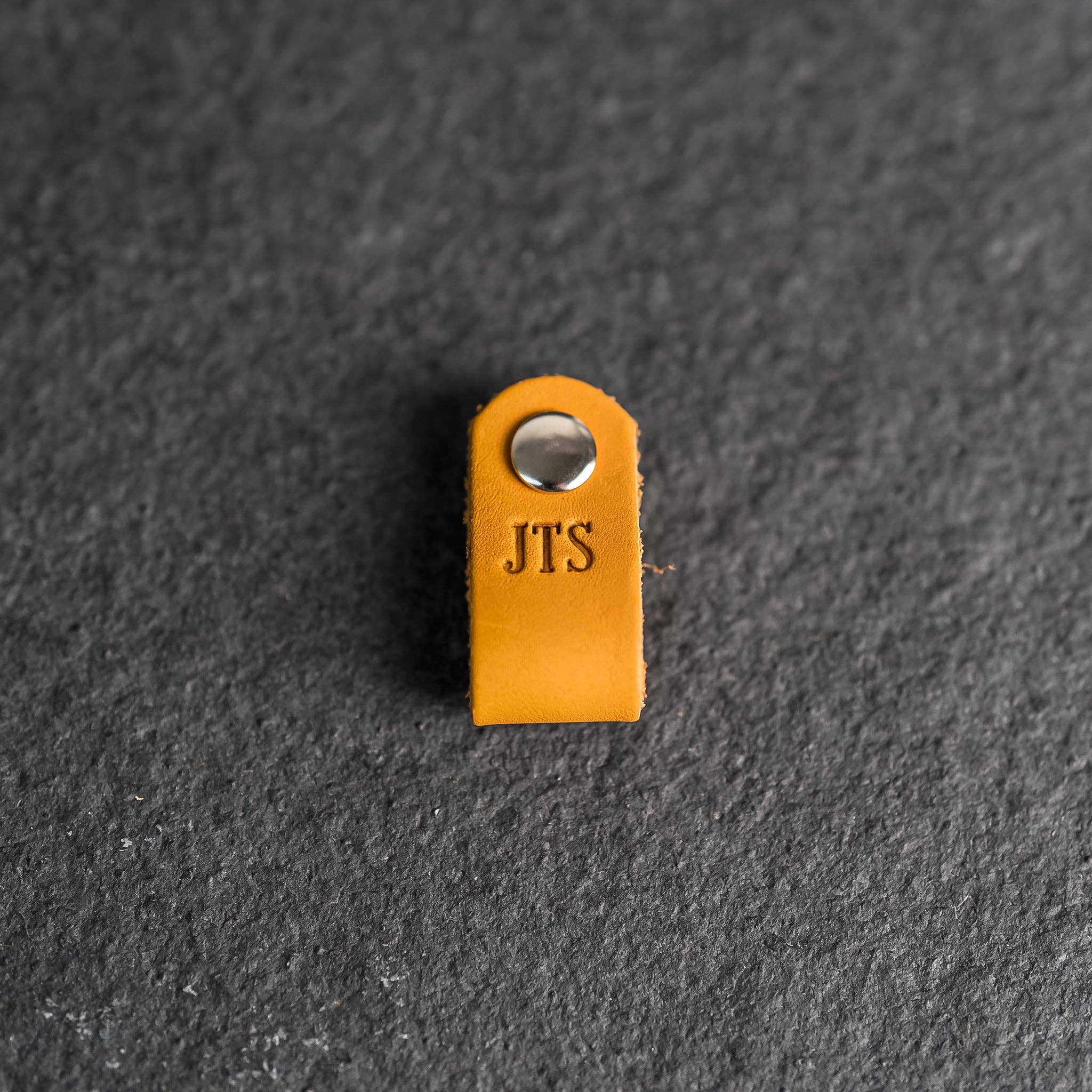 Ox & Pine - Vente Étiquette pour bagage - Onglets de vêtements en cuir personnalisés16