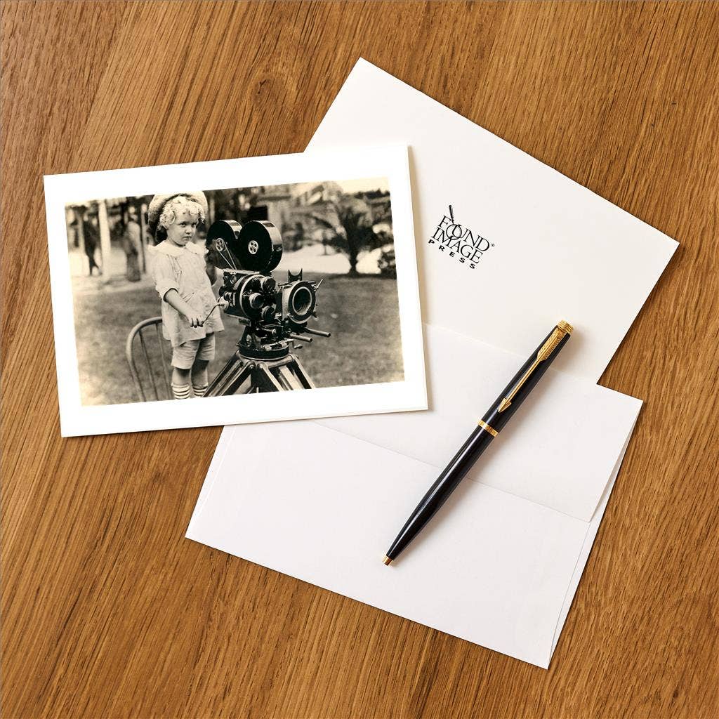 Found Image Press - Vente Assortiments de papeterie/cartes - Carte de vœux PH-70 Petit garçon avec caméra de cinéma vintage1