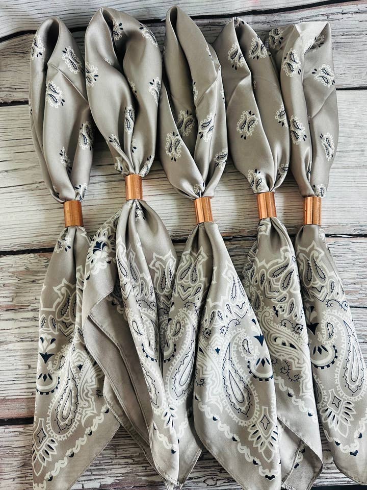 Foulard Sauvage Paisley Argenté pour la vente par Boots Are My Roots