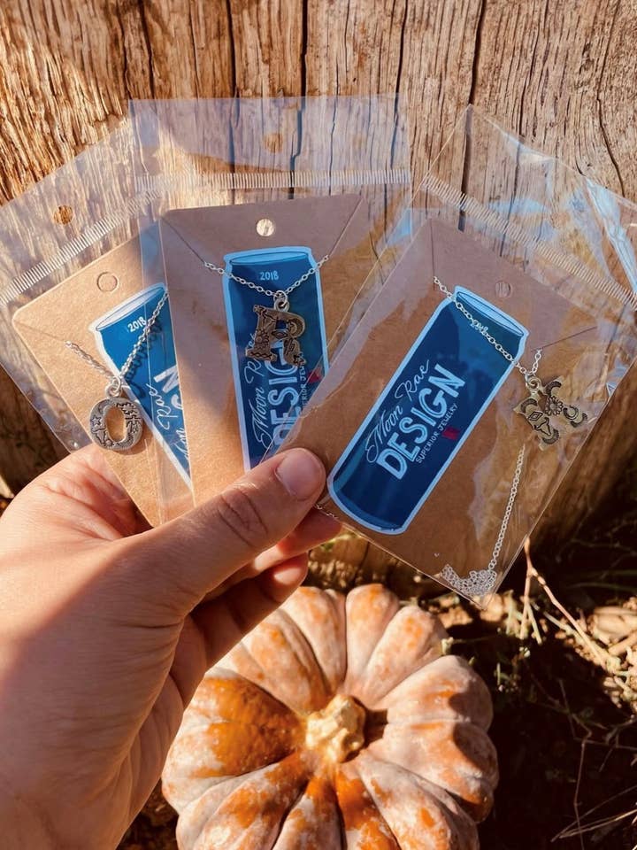 Stämplade bokstavshalsband för wholesale av Moon Rae Design Co