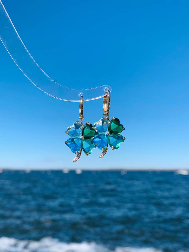 Drømmende kløver Huggie øreringe for engroshandel hos HolyGuacamolly