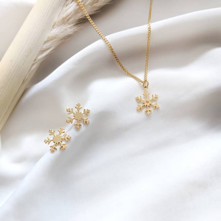 Shany Design Studio – wholesale Pendant/charm necklace – Tiny Snowflake Necklace Gold / Silver