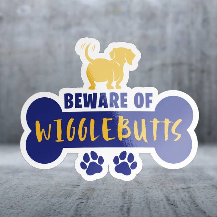 Attention aux fesses qui remuent - Autocollant pour la vente par Two Feet Treats