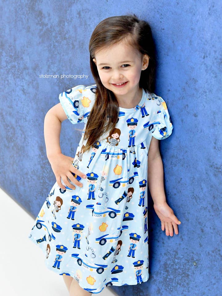 Polizei-inspirierte Flutter-Milchseidenkleid für den Großhandel von Great Lakes Kids Apparel