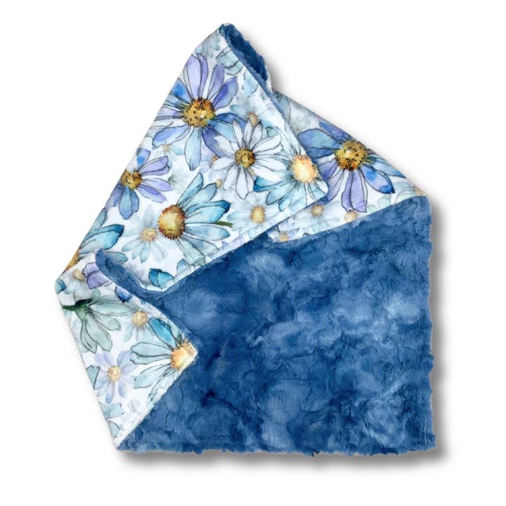 Blue Daisy Minky Snuggle Lovey à double face pour la vente par Little Bee Duds