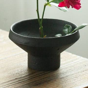 Vaso Ikebana Gohobi tradizionale bianco e nero per la vendita all'ingrosso da parte di Gohobi (We cover U.S. import duties)