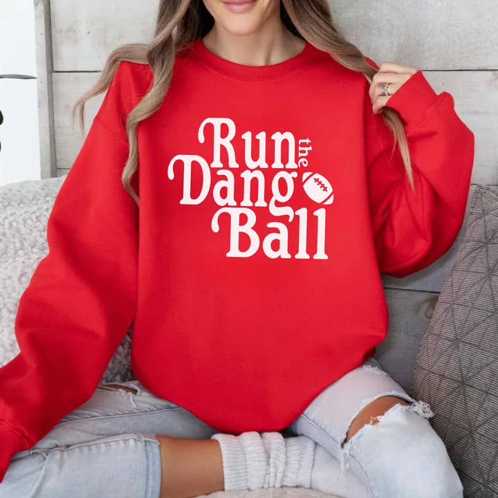 Hey Jude Graphic Tees – Engroshandel Grafisk Sweatshirt - Dame – Run The Dang Ball Sweatshirt