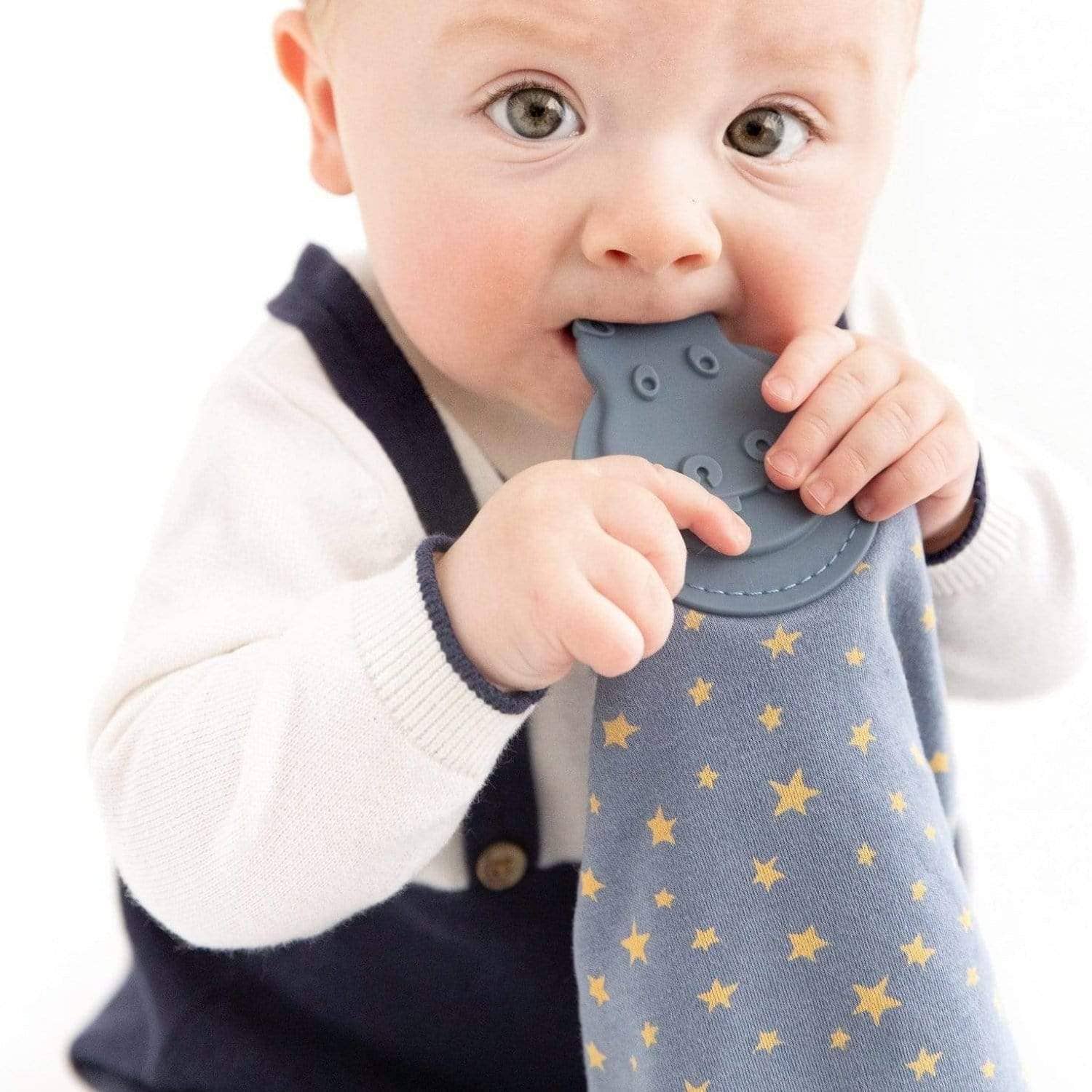 Cheeky Chompers UK - Vente Anneau de dentition sans clip – bébé - Doudou plat pour bébé avec anneau de dentition - Midnight Stars3