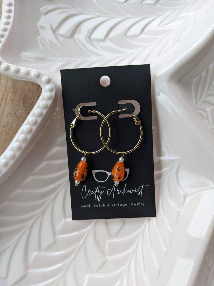 Brincos de Argola Dourados com contas vintage laranja e pérolas por atacado de Crafty Archivist