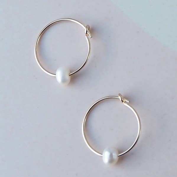 Orecchini a cerchio Flora Pearl, orecchini a cerchio in oro con perle per la vendita all'ingrosso da parte di Custom Made