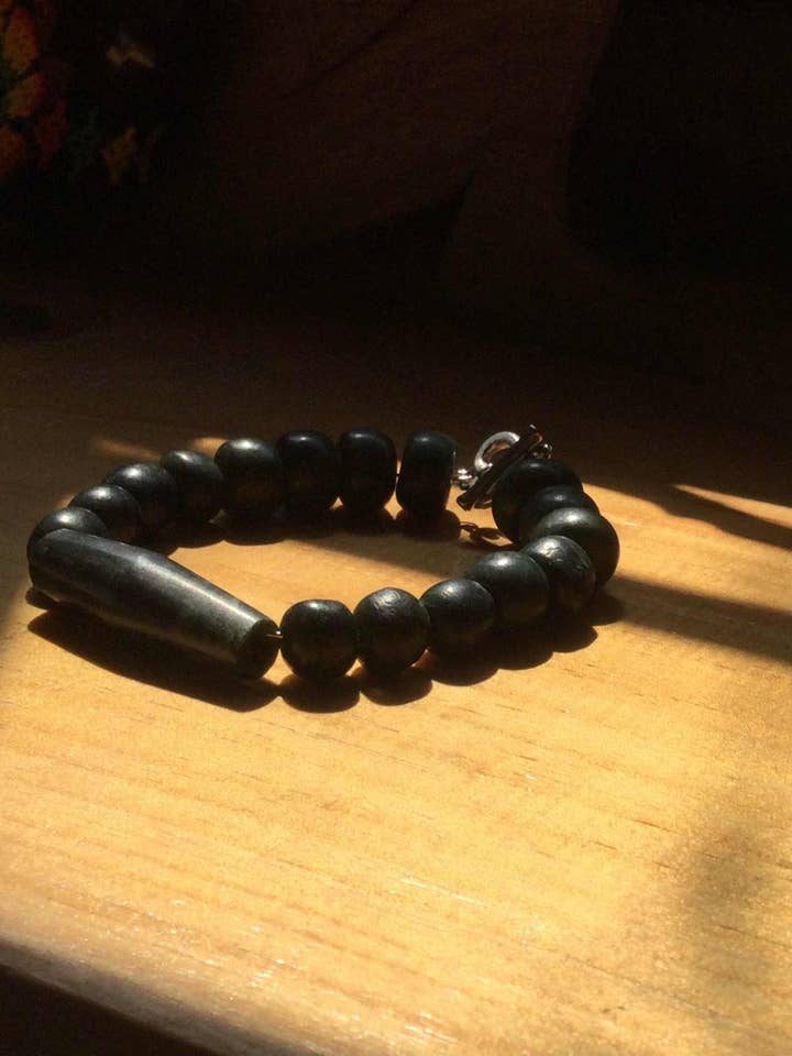 Pulsera maya con cuentas de serpentina verde oscuro, piedra similar al jade antiguo de Guatemala para venta al por mayor de OllinMexica