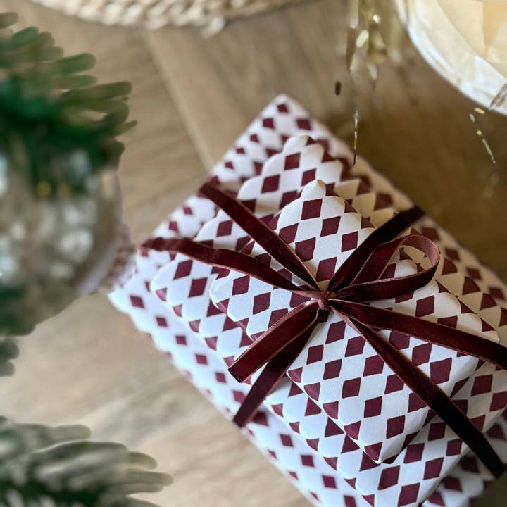 Katie Housley - Vente Feuille de papier cadeau - PAPIERS CADEAU DE LUXE À MOTIFS DIAMANT ROUGE HARLEQUIN2