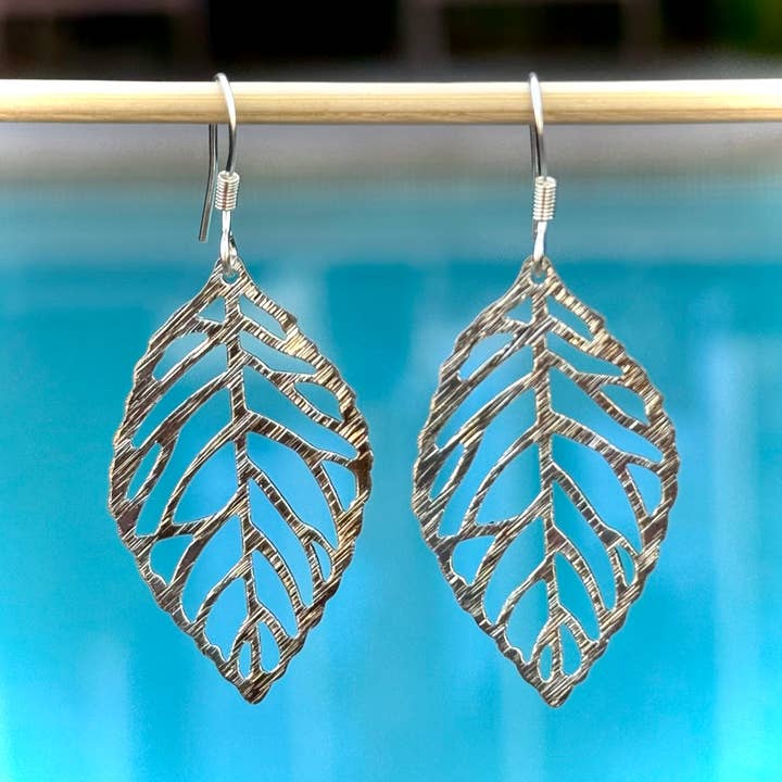Boucles d'oreilles feuille Orovale en or brossé et argent (Copie) pour la vente par Jo Bird Jewelry