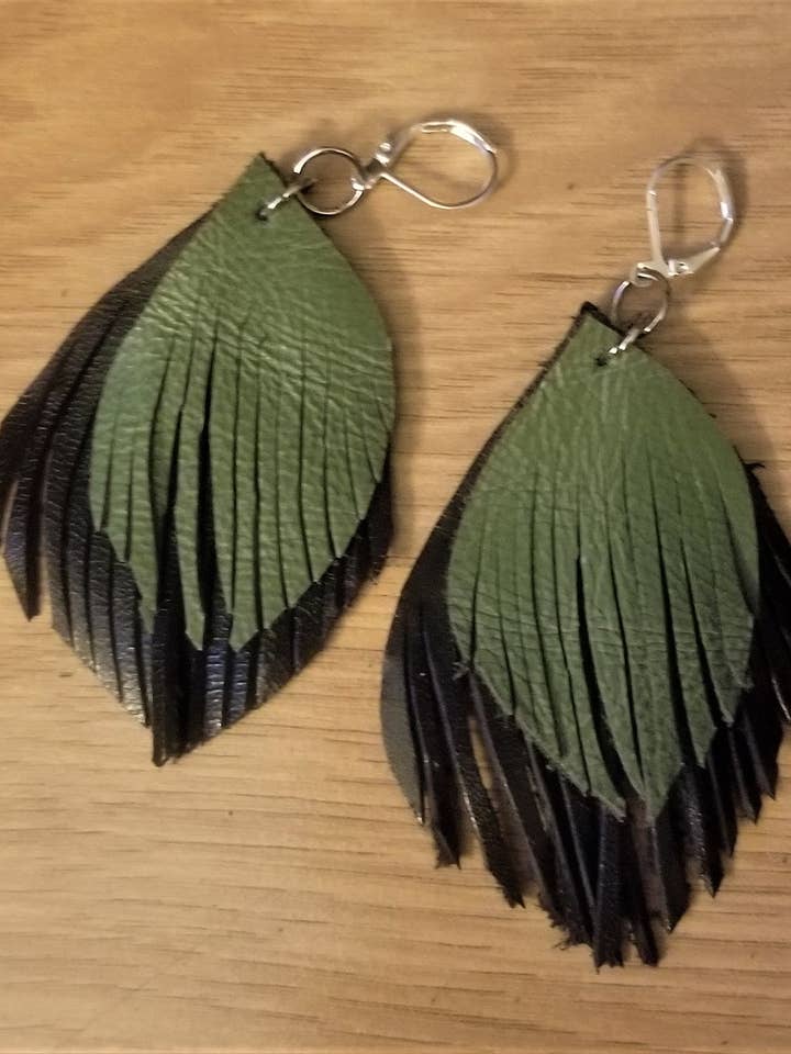 Groene & Zwarte Dubbele Fringe Leren Oorbellen voor wholesale door Shift Clothier, Inc.