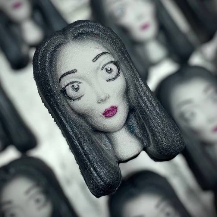 Bombe de bain Morticia pour la vente par Boil & Bubble