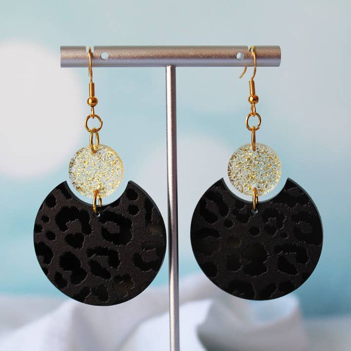 Boucles d'oreilles pendantes en forme de léopard noires et dorées pour la vente par Pearl's Custom Creations